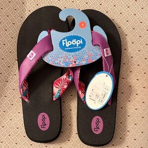 NWT Floopi flip-flop sandals